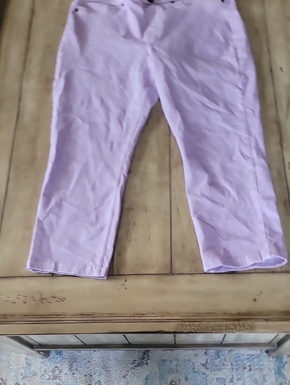 HUE Lavender Stretch Capri Pants